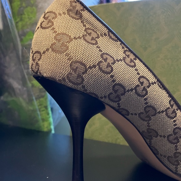 Gucci ! Worn once broken ankle . 8 B classic as u can get $350 - Picture 6 of 11